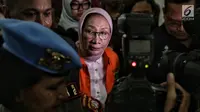 Tersangka kasus dugaan penyebaran berita hoaks, Ratna Sarumpaet keluar dari ruang tahanan Polda Metro Jaya, Kamis (31/1). Penyidik melimpahkan Ratna Sarumpaet dan barang bukti kepada Kejaksaan Tinggi (Kejati) DKI Jakarta. (Liputan6.com/Faizal Fanani)