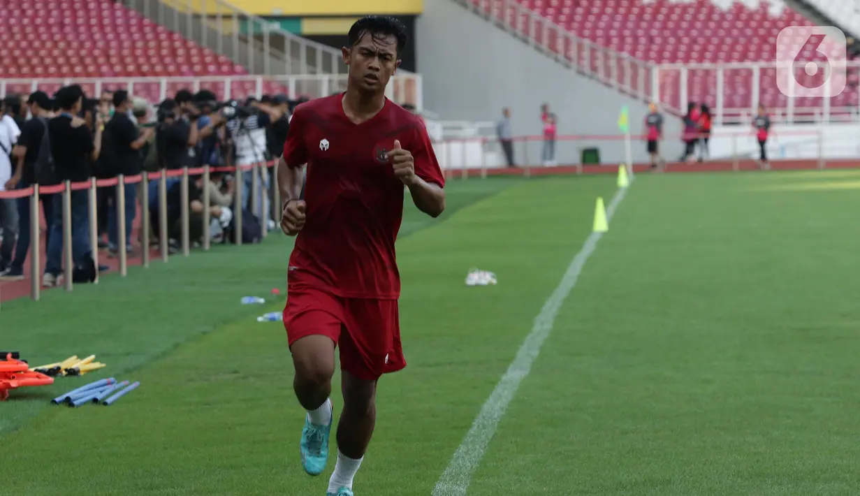 Pemain tengah timnas Indonesia, Pratama Arhan saat latihan jelang laga perdana Piala AFF 2022 di Stadion Utama Gelora Bung Karno, Jakarta, Selasa (20/12/2022). Timnas Indonesia akan melakoni laga perdana turnamen Piala AFF 2022 melawan Kamboja pada Jumat (23/12) di SUGBK. (Liputan6.com/Helmi Fithriansyah)