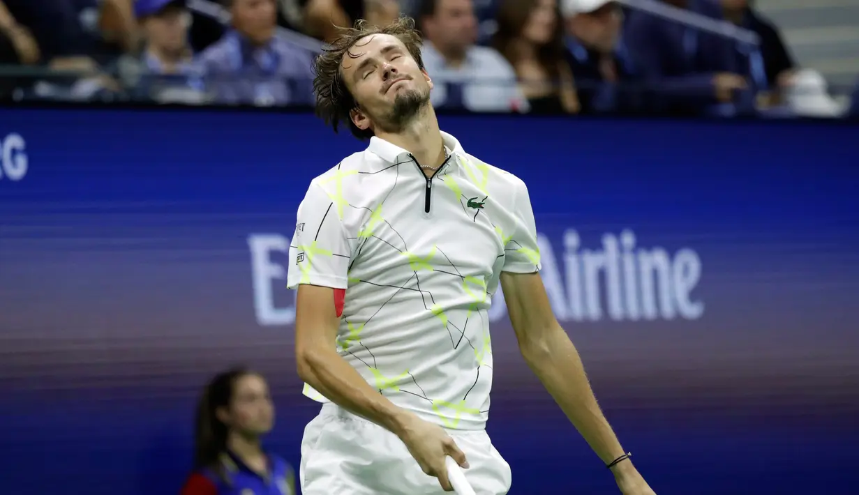 Ekspresi petenis Rusia, Daniil Medvedev saat kehilangan satu poin dari Rafael Nadal asal Spanyol pada babak final AS Terbuka 2019 di New York, Minggu (8/9/2019). Nadal menjadi juara melalui pertarungan lima set 7-5, 6-3, 5-7, 4-6, dan 6-4. (AP Photo/Adam Hunger)