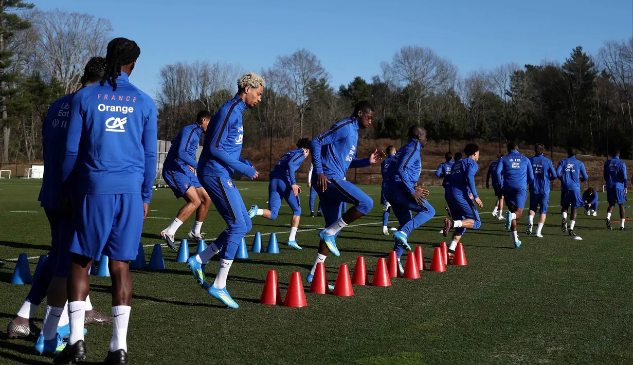 Sebagai informasi, Piala Dunia 2026 akan berlangsung di Amerika Serikat, Meksiko, dan Kanada. Tampak dalam foto,para pemain Timnas Prancis saat mengikuti sesi latihan di pusat pelatihan New England Revolution di Foxborough, Massachusetts, pada 25 Maret 202. (Franck FIFE/AFP)