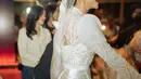 Kebaya ini mengambil inspirasi dari model kutubaru klasik, tetapi dimodifikasi menjadi lebih kontemporer. Bagian atas kebaya memiliki potongan leher yang tinggi dengan aksen bordir yang detail, menciptakan tampilan yang elegan dan mewah. [@fannyghassani].