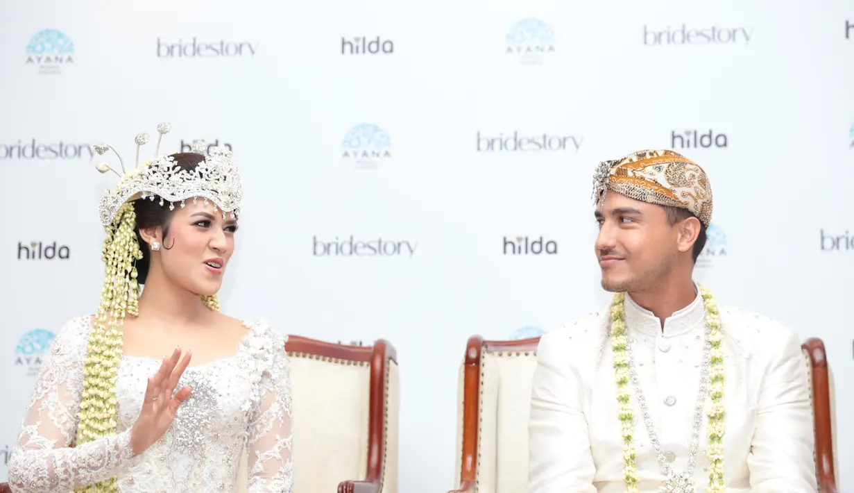 Usai akad nikah berlangsung, pasangan pengantin baru ini menggelar konferensi pers bersama awak media yang sudah menunggu kabar bahagia dari Hamish dan Raisa. Di situ lah terungkap alasan keduanya mantap menikah. (Adrian Putra/Bintang.com)