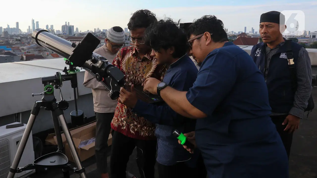 Memantau Penampakan Hilal 1 Ramadan dari Gedung Kemenag Jakarta