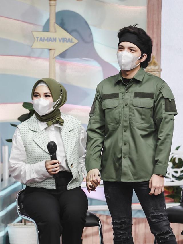 6 Potret Atta Halilintar dan Aurel Hermansyah Pakai Busana Muslim Senada, Serasi