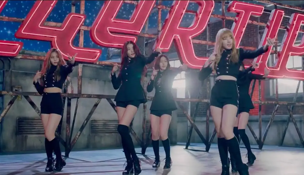 MV Fingertip milik GFRIEND sangat kental dengan nuansa sci-fi. Mulai dari perjalanan ke luar angkasa hingga duel laser. (Foto: soompi.com)