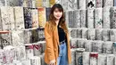 Memakai busana berwarna hitam Ghea tampil dengan memadukan blazer cokelatnya. Gaya kasual Ghea ini pun terlihat stylish dan banjir pujian dari netizen. (Liputan6.com/IG/@gheaindrawari)