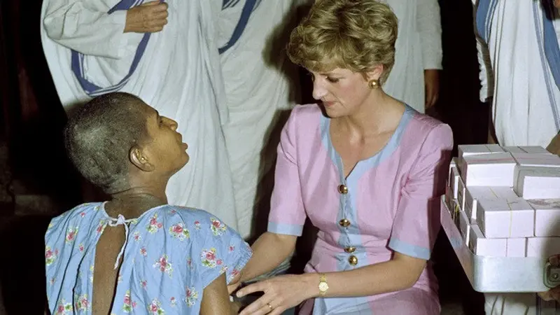 Putri Diana tengah berbincang dengan pasien di Kalkuta, India kala mengunjungi Bunda Theresa (AFP)