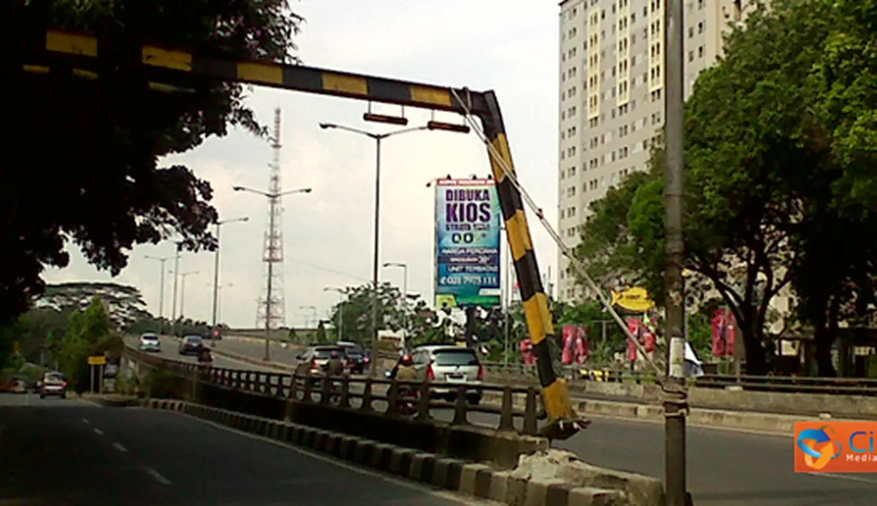 Citizen6, Jakarta: Sebuah portal yang terletak di Flyover Kalibata sudah memerlukan perbaikan karena pondasi dasar hancur dan membuat portal miring. Apabila hanya diikat ke tiang yang lain, takutnya mencederai pengendara yang lewat. (Pengirim: noname)