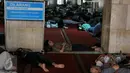 Seorang jamaah tampak asyik tertidur di Masjid Istiqlal, Jakarta, Jumat (19/6). Selain membaca Alquran, sejak memasuki bulan Ramadan, warga setiap hari memenuhi Masjid Istiqlal untuk beristrahat sambil menunggu berbuka puasa. (Liputan6.com/Faizal Fanani)