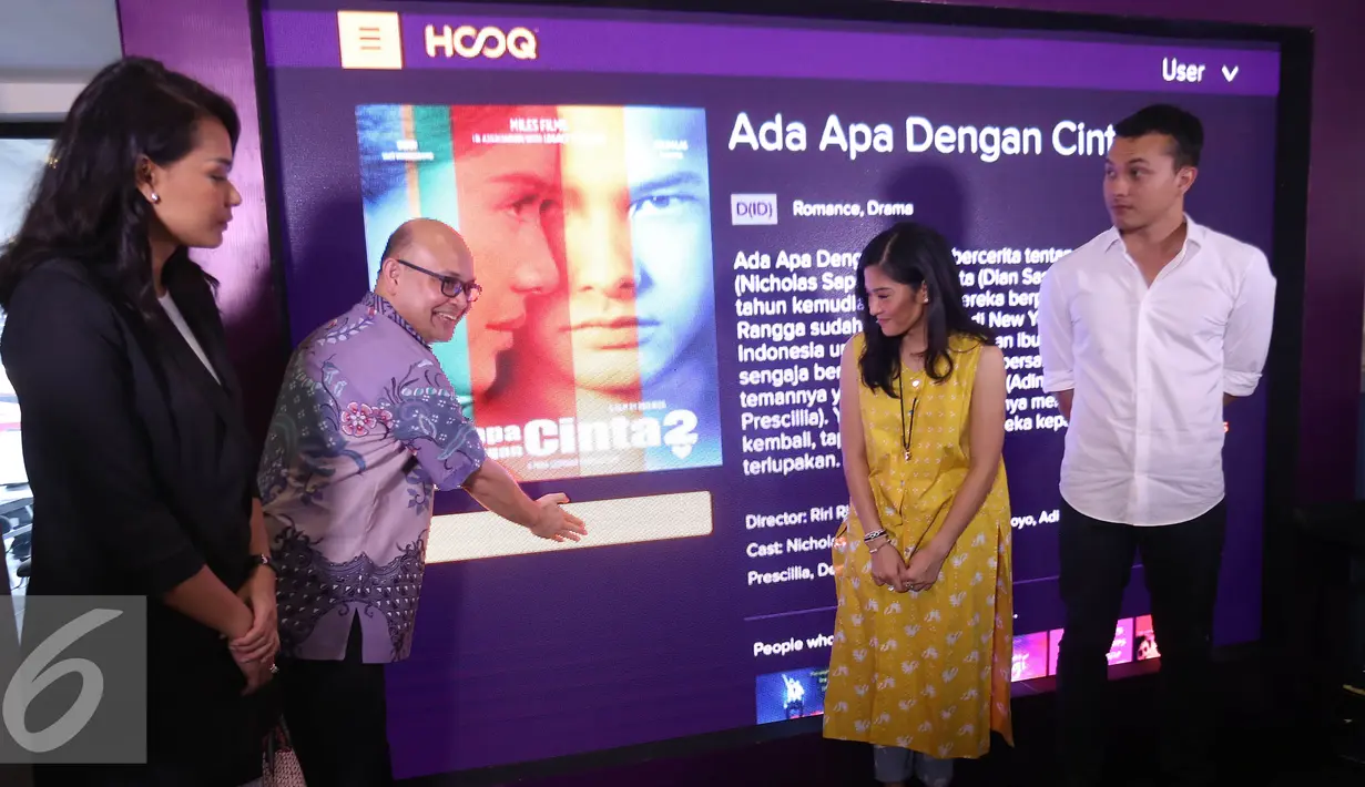 Country Head HOOQ Indonesia Guntur S Siboro menunjukkan cara menonton AADC 2 dengan menggunakan aplikasi HOOQ di Jakarta, Selasa (26/7). (Liputan6.com/Herman Zakharia)