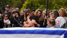 Keluarga dan teman Alon Shamriz, 26, berduka saat pemakamannya di pemakaman Kibbutz Shefayim, Israel selatan, Minggu (17/12/2023). Shamriz adalah salah satu dari tiga sandera yang secara keliru ditembak mati oleh pasukan Israel pada hari Jumat dalam sebuah pertempuran di lingkungan Kota Gaza yang hancur. (AP Photo/Ohad Zwigenberg)