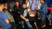 Penjarah yang memanfaatkan kesempatan terbakarnya Pasar Johar, Semarang ditangkap warga dan diserahkan ke polisi. (Liputan6.com/Edhie Prayitno Ige)