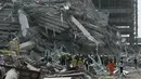 Tim penyelamat berupaya mencari korban di sebuah lokasi bangunan yang runtuh di Bangkok pada tanggal 28 Maret 2025, setelah gempa bumi dahsyat mengguncang Myanmar tengah. (Lillian SUWANRUMPHA/AFP)