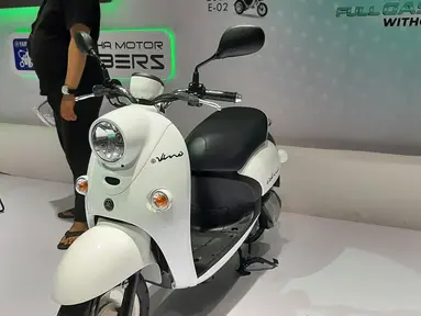 Yamaha e-Vino 2023 merupakan motor listrik besutan Yamaha yang mengusung tema klasik. Bentuk keseluruhan body motor ini didominasi oleh elemen membulat seperti skuter retro. Dimensi motor ini lumayan imut. Panjang totalnya hanya 1.675 mm, lebar 660 mm, dan tinggi 1.005 mm. e-Vino berkonfigurasi single seater jadi tidak bisa untuk berboncengan. Tinggi joknya pun cukup rendah, hanya 715 mm dengan jok bagian depan yang ramping. Figur tersebut sangat cocok bagi para kaum hawa dan postur tubuh orang Indonesia.