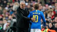 Pelatih Brasil, Tite menarik keluar Neymar Jr saat laga uji coba melawan Kamerun di Stadion MK, Buckinghamshire, Rabu (21/11). Penyerang timnas Brasil dan PSG itu mendapat cedera kunci paha sehingga harus digantikan dengan Richarlison. (AP/Frank Augstein)