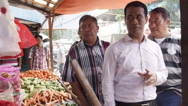Menteri Pertanian Amran Sulaiman sidak pasar Kramat Jati. ©2015 merdeka.com/istimewa