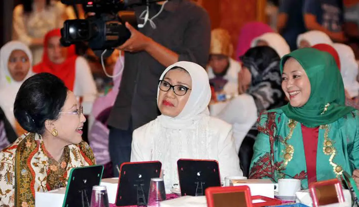 Bersama tokoh wanita Mooryati Soedibyo (berbatik cokelat), istri Ketua PKB Muhaimin Iskandar, Rustini Murtadho (berbaju hijau) ia membuat deklarasi untuk pasangan capres-cawapres Jokowi-JK (Liputan6.com/Johan Tallo).
