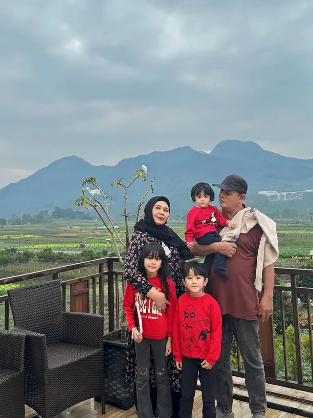 7 Potret Ryana Dea Mendadak Mudik ke Malang, Main ke Pantai dan Gunung Bareng Anak