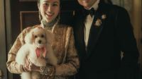 Gaun yang meneyerupai jubah tersebut dibuat dari sutra Prancis dengan hiasan bulu kelinci. [@niyadarweddinganswer]