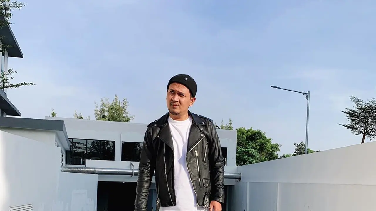 7 Potret Dono Pradana, Host Bondo Wani Majelis Lucu Indonesia yang Sedang Trending