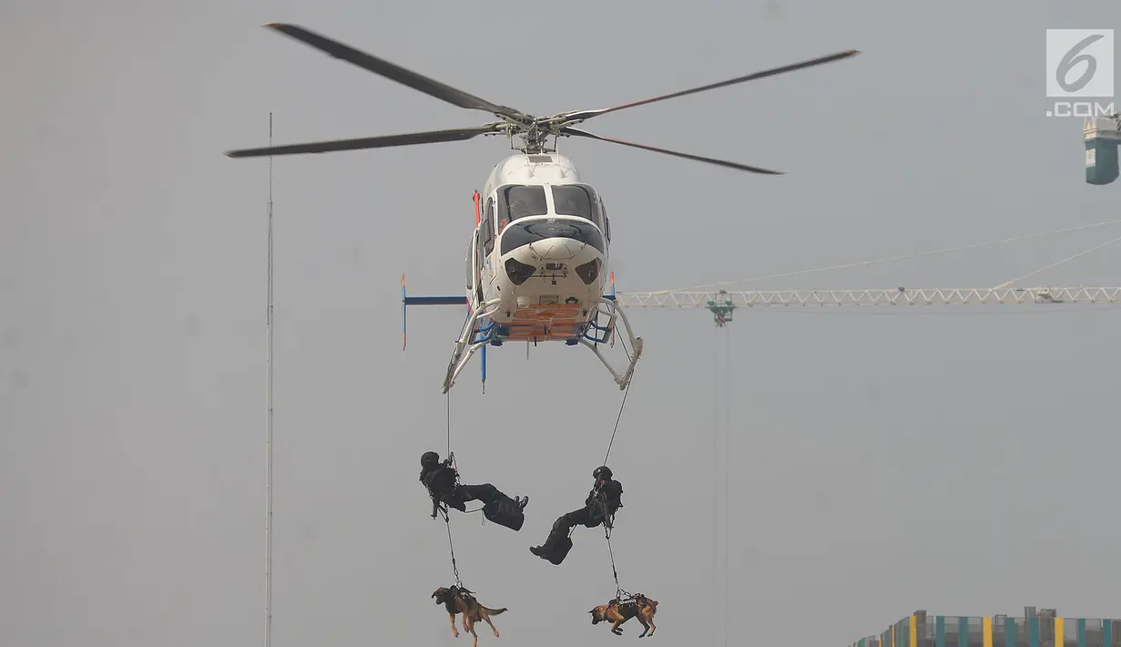 Sejumlah personel anti teror turun dari heli pada simulasi dan latihan mitigasi aksi terorisme untuk pengamanan Asian Games 2018 di JIExpo Kemayoran, Jakarta, Rabu (25/7). Simulasi tersebut diikuti  personel TNI, Polri, dan BNPT. (Merdeka.com/Imam Buhori)