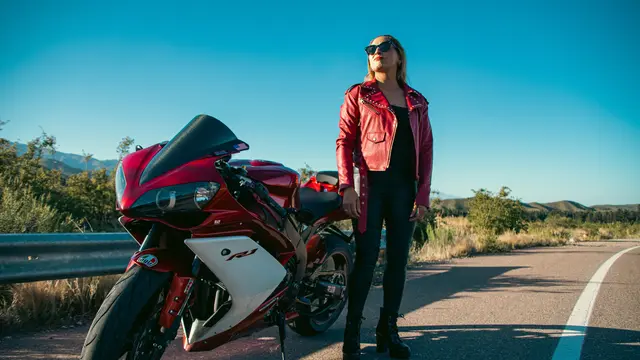 Jangan Asal Cuci Muka, Ini Cara Merawat Kulit untuk Perempuan yang Sering Berkendara dengan Motor