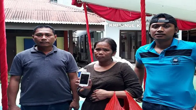 Emak-emak copet beraksi di SPN Batua Makassar (Liputan6.com/ Eka Hakim)