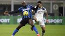 Striker Inter Milan, Romelu Lukaku, berebut bola dengan pemain Atalanta, Cristian Romero, pada laga Liga Italia di Stadion Giuseppe Meazza, Senin (8/3/2021). Inter Milan menang dengan skor 1-0. (AP/Luca Bruno)