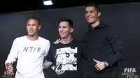 Cristiano Ronaldo (kanan) bersama Neymar (kiri) dan Lionel Messi sesaat sebelum pengumuman FIFA Ballon d'Or (foto: Reuters)