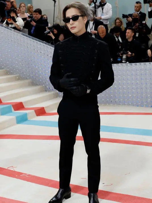 Jackson Wang tampil super keren dengan outfit serba-hitam di Met Gala 2023. Ia memakai jas model militer dari Louis Vuitton dilengkapi dengan kacamata dan gloves kulit hitam.  [Foto: IG/themetgalaofficial].