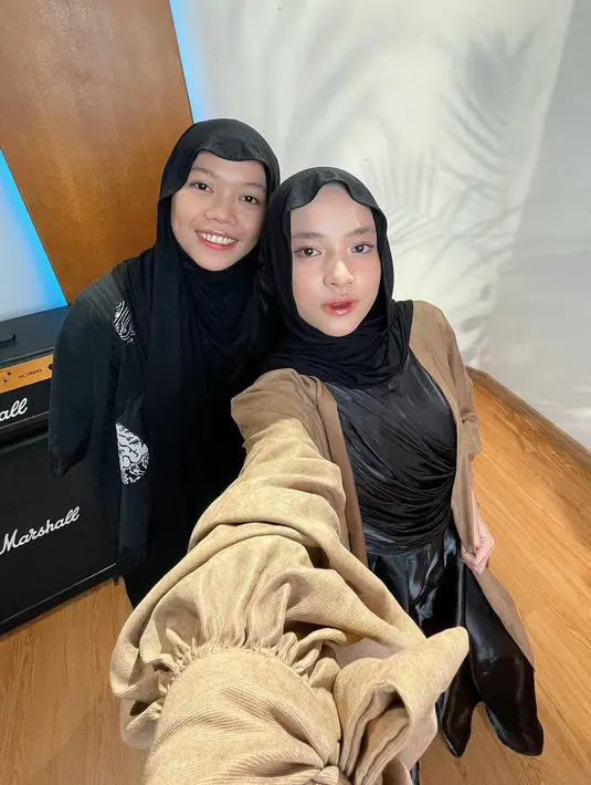 Ia juga banyak bermain siluet, sehingga look-nya tidak terlihat membosankan. [Instagram.com/nissa_sabyan]