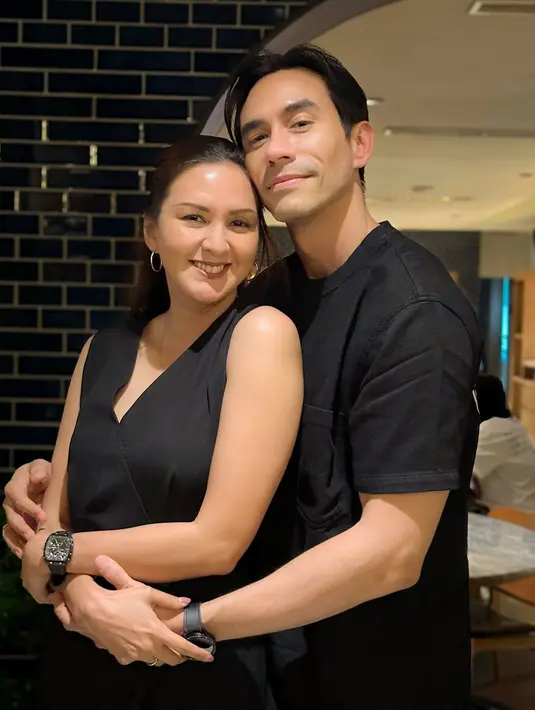 Potret mesra Darius dan Donna pakai outfit serba hitam. [Foto: Instagram/darius_sinathrya]