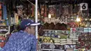 Kurma dijual di Pasar Tanah Abang, Jakarta, Rabu (22/4/2020). Pandemi COVID-19 membuat lesu penjualan kurma, keuntungan pedagang menurun hingga 80 persen lebih padahal pada tahun sebelumnya menjelang Ramadan biasanya ramai pembeli. (Liputan6.com/Johan Tallo)