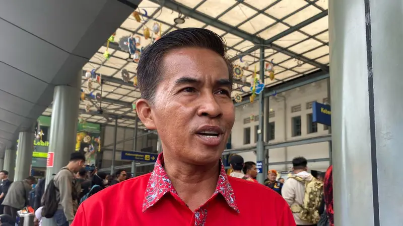 Jelang H-4 Lebaran 2024, pria bernama Khamid (52) tersebut tetap memilih bekerja sebagai kuli angkut atau porter demi mencari nafkah bagi sanak keluarga di Stasiun Pasar Senen, Jakarta Pusat.