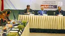 PM Malaysia, Mahathir Mohamad (tengah) dan Ketua IMBC Tanri Abeng (kanan) saat melakukan pertemuan di Hotel Grand Hyatt Jakarta, Jumat (29/06). Pertemuan membahas peningkatan perdagangan dan investasi kedua Negara. (Liputan6.com/HO/Ismail)