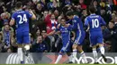 Para pemain Chelsea merayakan gol yang dicetak Pedro ke gawang Bournemouth pada laga Premier League di Stadion Stamford Bridge, Inggris, Selasa (26/12/2016). Chelsea menang 3-0 atas Bournemouth. (Reuters/Peter Nicholls)