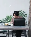 Kehadiran fasilitas seperti Wi-Fi, colokan listrik, dan suasana yang mendukung membuat kafe semakin sering dimanfaatkan sebagai ruang kerja informal. (Foto/Dok: Pexels)