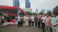 Polda Metro Jaya turut menggelar acara bakti sosial ramadhan presisi dengan membagikan sejumlah paket sembako kepada masyarakat (Bachtiarudin Alam/Merdeka.com)