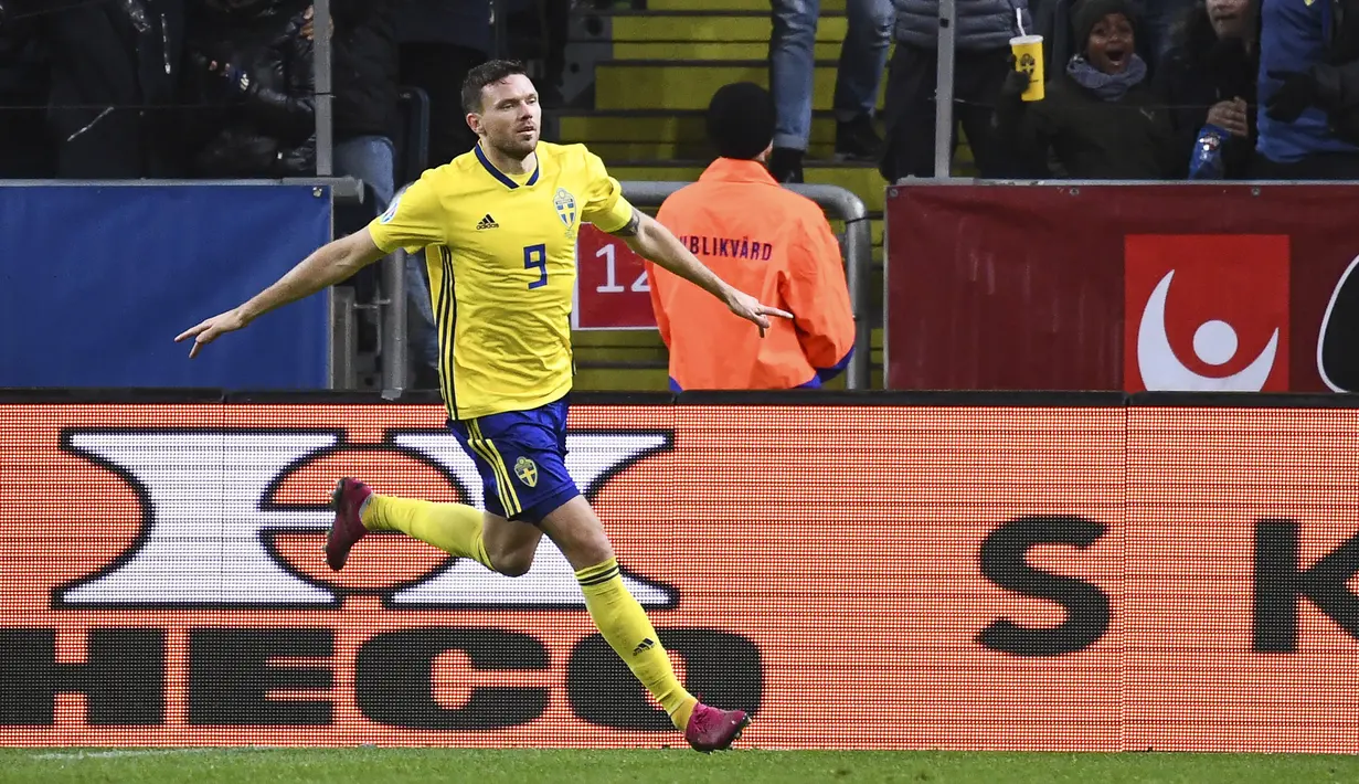 Penyerang Swedia, Marcus Berg berselebrasi usai mencetak gol ke gawang Spanyol pada pertandingan Grup F Piala Eropa 2020 di Friends Arena di Stockholm (15/10/2019). Spanyol bermain imbang 1-1 dan memastikan diri lolos ke putaran final Piala Eropa 2020. (AFP Photo/Jonathan Nackstrand)