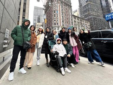 Begini potret kompak liburan bareng keluarga Mulan Jameela. Tampak anak-anak Mulan Jameela ikut berlibur bersama. Keluarga ini menghabiskan waktu untuk berjalan-jalan di kota New York.(Liputan6.com/IG/@mulanjameela1)