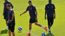 Penyerang Juventus, Cristiano Ronaldo berusaha mengontrol bola selama latihan jelang menghadapi Manchester United pada lanjutan grup H Liga Champions di pusat pelatihan Juventus Continassa di Turin (22/10). (AFP Photo/Marco Bertorello)