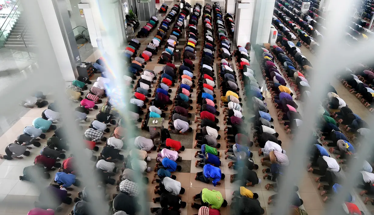 Umat Muslim Malaysia melaksanakan Salat Jumat pertama di bulan suci Ramadan di Masjid Tuanku Mizan Zainal Abidin di Putrajaya, Malaysia, Jumat (2/6). (AFP PHOTO / Manan VATSYAYANA)