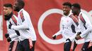 Pemain Bayern Munchen, Marc Roca, Dayot Upamecano, Kingsley Coman dan Tanguy Nianzou melakukan pemanasan selama sesi latihan di Munich, Jerman, Selasa (5/4/2022). Munchen akan bertanding melawan Villarreal pada leg pertama perempat final Liga Champions. (AFP/Christof Stache)
