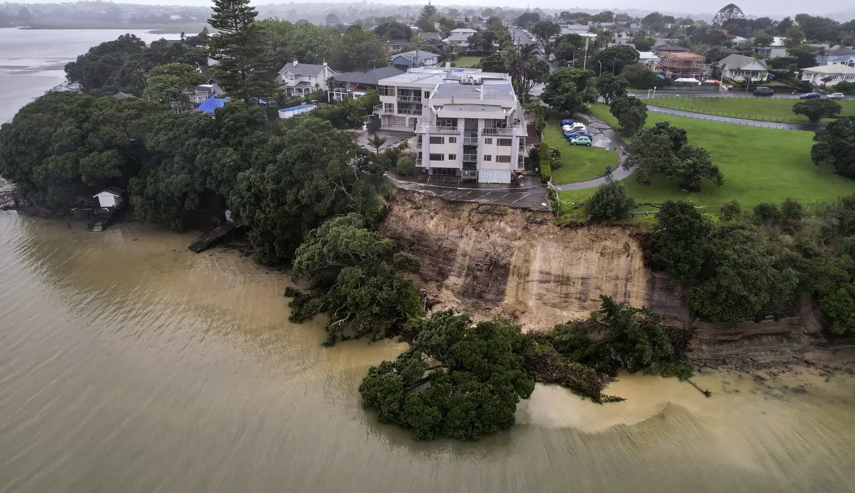 Tanah longsor merusak Ocean Breeze Hotel di Auckland, Selandia Baru, Rabu (1/2/2023). Peringatan hujan lebat untuk Auckland dicabut, meskipun keadaan darurat tetap berlaku untuk kota terbesar di negara itu setelah curah hujan dan banjir yang mencapai rekor. pada hari Jumat menewaskan empat orang dan menyebabkan gangguan yang meluas. (Brett Phibbs/New Zealand Herald via AP)