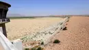 Foto pada 13 Juli 2017 memperlihatkan kondisi bendungan El-Haouareb yang mengalami kekeringan di dekat Kairouan, sekitar 160 km selatan Tunis, Tunisia. Wilayah ini mengalami kekeringan parah yang disebabkan oleh kemarau berkepanjangan. (FETHI BELAID/AFP)