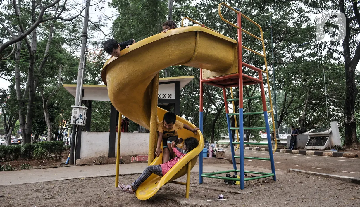 Anak-anak menikmati fasilitas permainan di taman bermain kawasan Duren Sawit, Jakarta, Kamis (26/11/2020). Bermain dengan pendampingan orang tua merupakan salah satu cara penting dalam menstimulasi psikososial anak yang berfungsi meningkatkan perkembangan motorik.  (merdeka.com/Iqbal S. Nugroho)