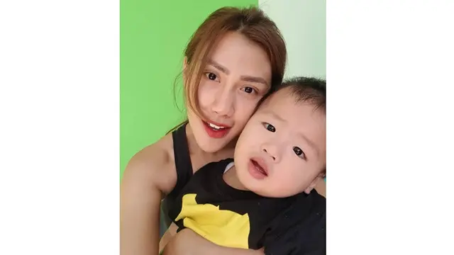 Menangis Terus Karena Rindu, Ini 6 Momen Mesra Rey Utami Bareng Anak