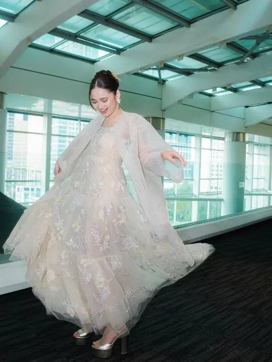 Syifa juga mengenakan dress flowy dan outer dari desainer Sapto Djojokartiko. Dipadukan heels keemasannya. [@syifahadju]