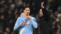 Manajer Manchester City, Pep Guardiola (kanan), berbicara dengan pemainnya, Tijjani Reijnders, saat laga Liga Inggris kontra Chelsea di Stadion Etihad, 4 Januari 2026. (Oli Scarff/AFP)