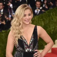 Aktris cantik Chloe Moretz kini sudah mulai tunjukan kemesraan dengan putra sulung David Beckham, Brooklyn Beckham. Pasalnya, di usia muda kedua pasangan ini sudah mendapatkan restu dari keluarga Brooklyn dan Chloe. (AFP/Bintang.com)